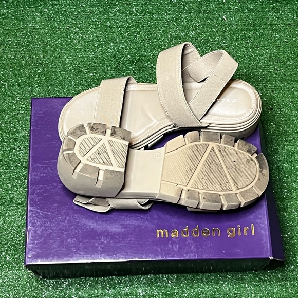 These are a size 8 in womens. Very cute & COMFORTABLE deep nuda sandal. - Picture 2 of 3